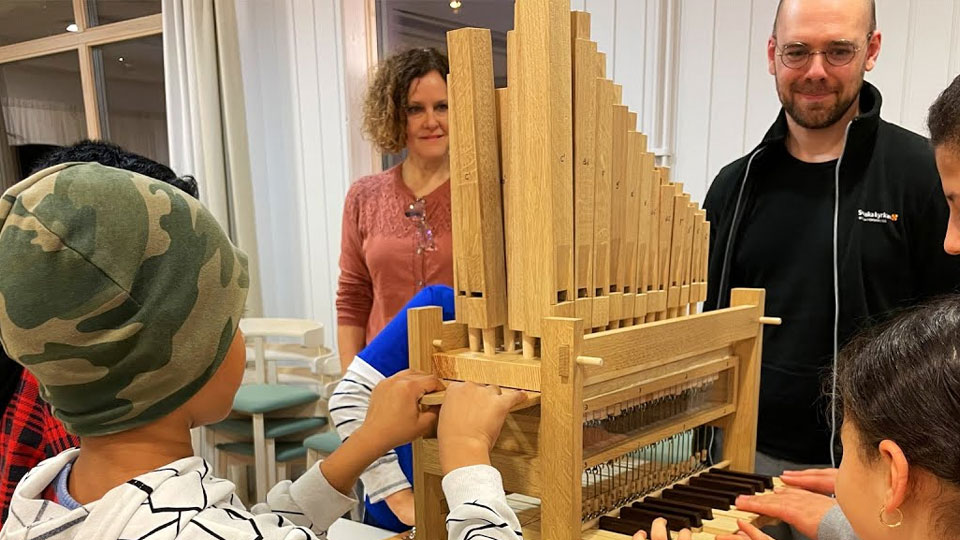 Ljuests barn bygger en DO-orgel